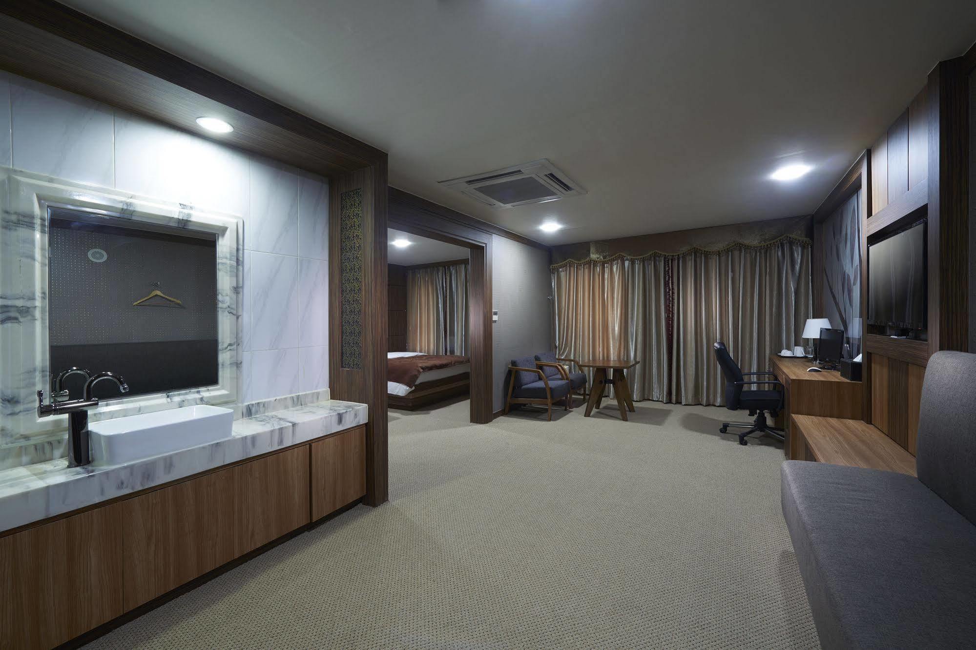 Benikea Premier Hotel Siheung Exterior photo