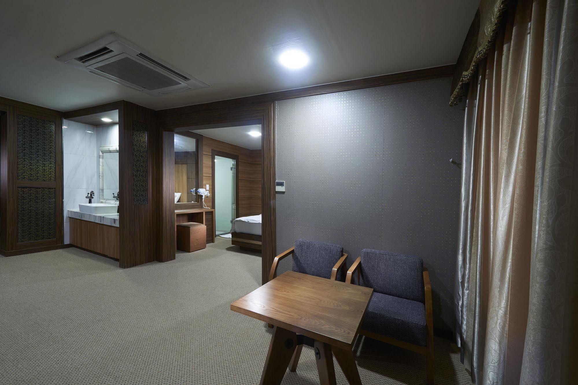 Benikea Premier Hotel Siheung Exterior photo