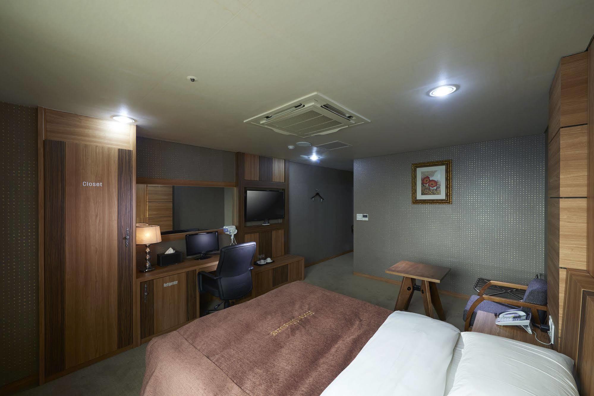 Benikea Premier Hotel Siheung Exterior photo