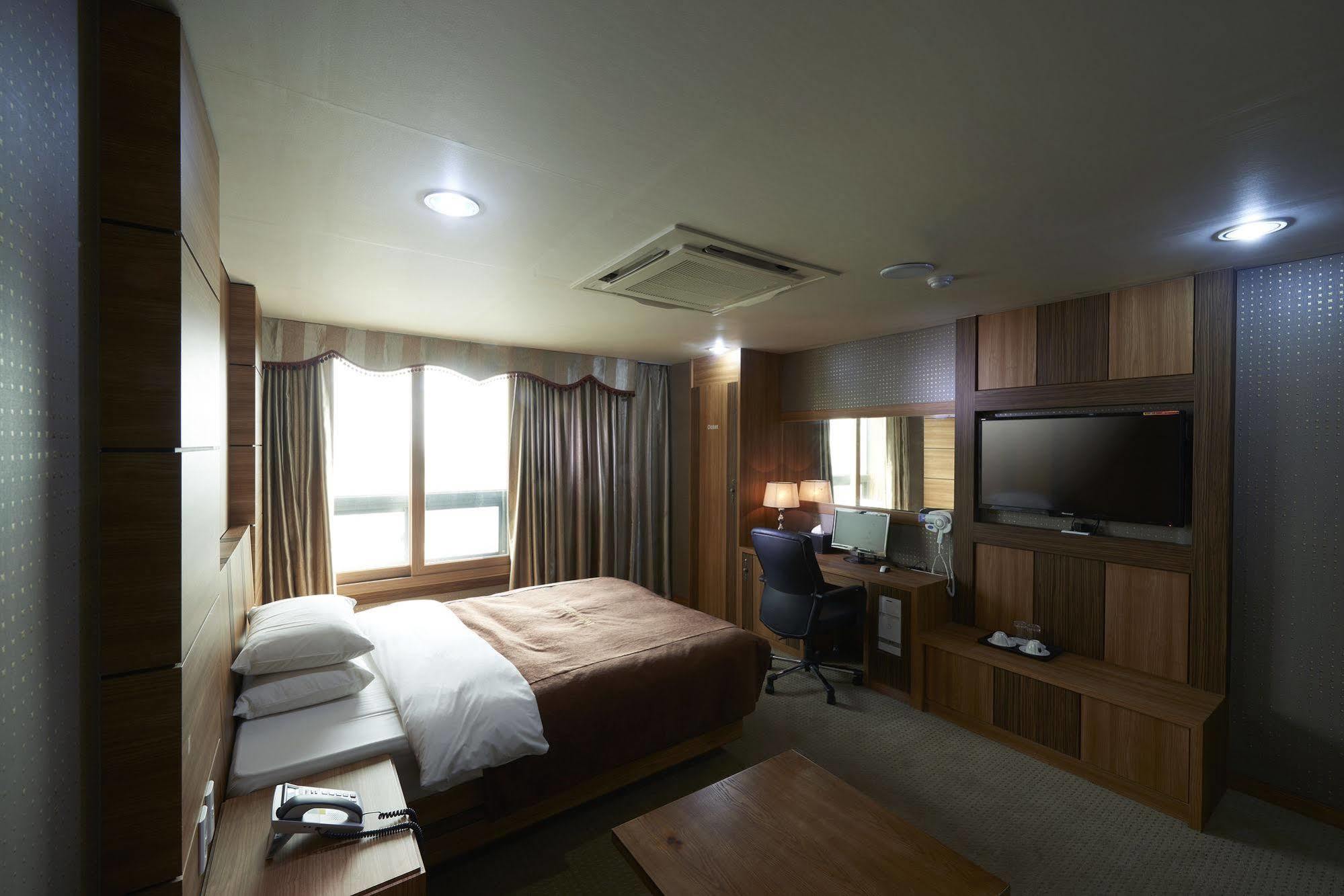 Benikea Premier Hotel Siheung Exterior photo