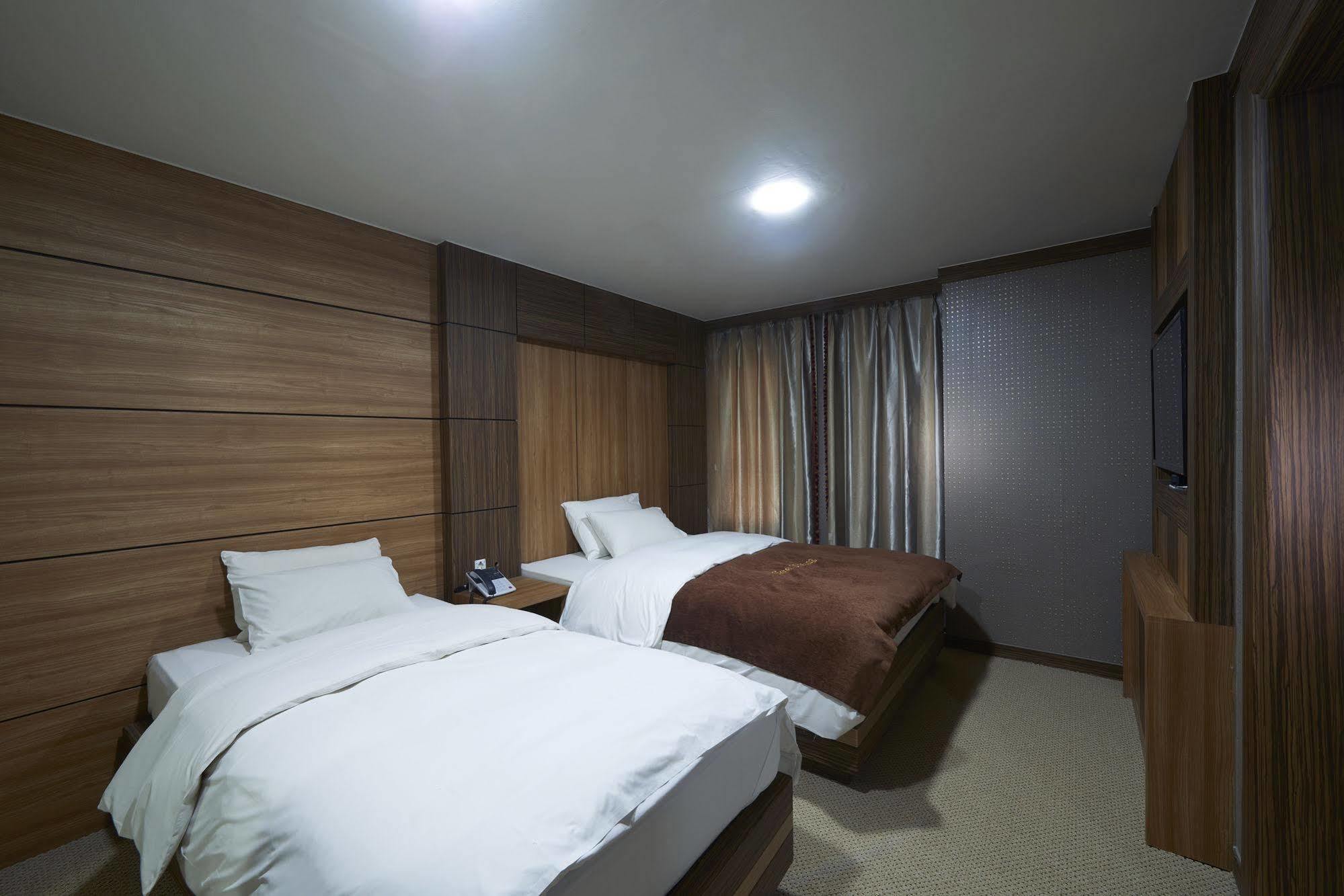 Benikea Premier Hotel Siheung Exterior photo